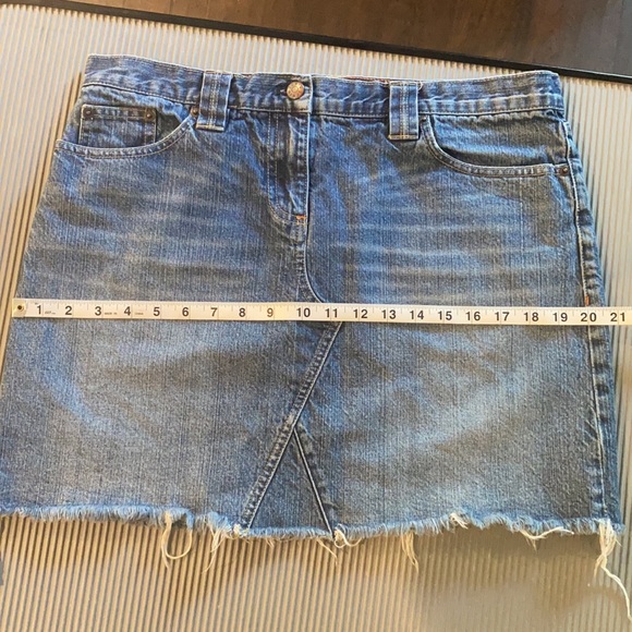 J Crew Denim Mini Skirt w/ Raw Hem Frayed Edges Size 33 - Picture 8 of 8
